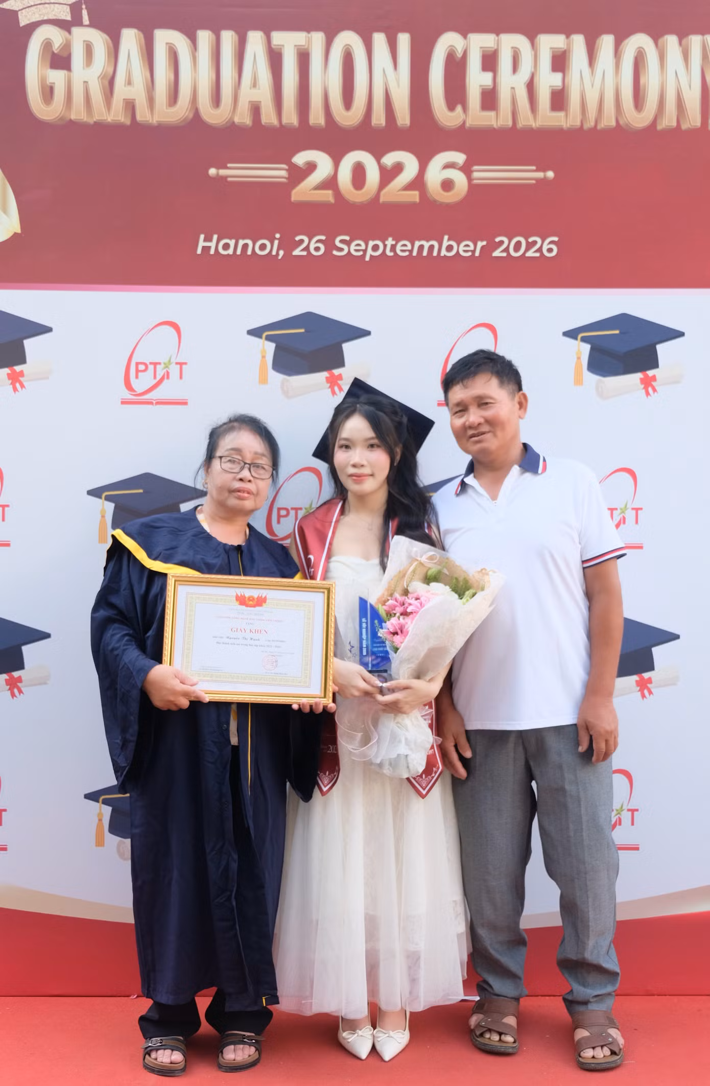 anh-2-nguyen-thi-hanh-rang-ro-ben-me-va-cau-ruot-trong-ngay-tot-nghiep.jpg