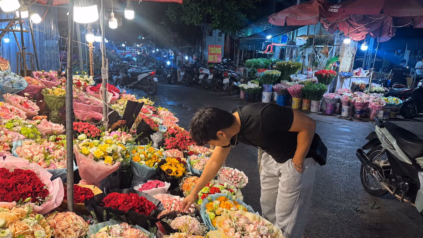 anh-7-hoang-quoc-duy-thanh-xuan-ha-noi-lua-chon-hai-bo-hoa-de-tang-me-va-nguoi-yeu-dip-20-10.png