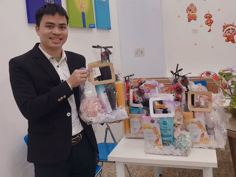 anh-2-anh-truong-van-linh-ti-mi-chuan-bi-cac-set-qua-tang-cham-soc-ca-nhan-thiet-thuc-va-chin-chu-danh-tang-phai-dep-nhan-ngay-20-10.jpg