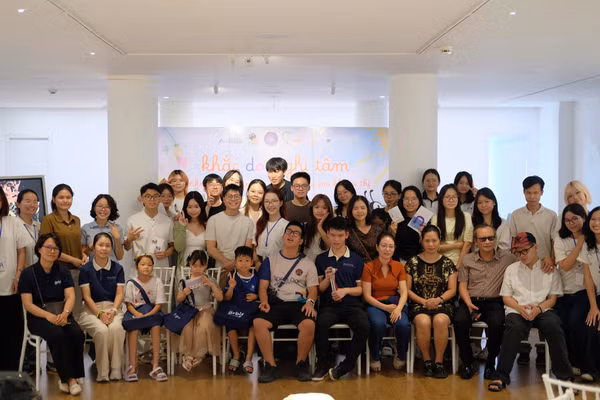 ban-to-chuc-nguoi-tham-gia-va-dai-dien-trung-tam-khiem-thi-ban-tay-kheo-leo-tai-workshop-khac-dots-ghi-tam.png