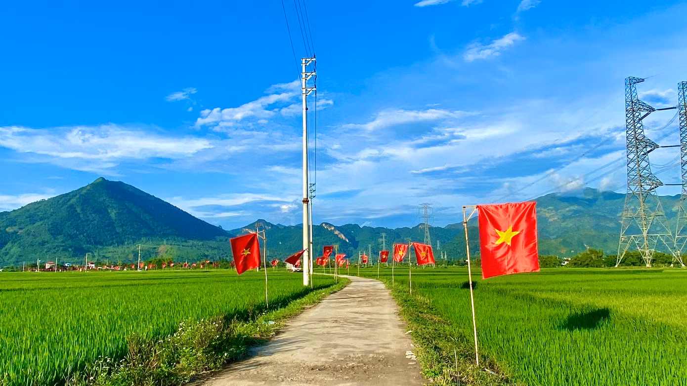 anh-2-hang-co-do-sao-vang-phap-phoi-thap-sang-canh-dong-xa.jpg