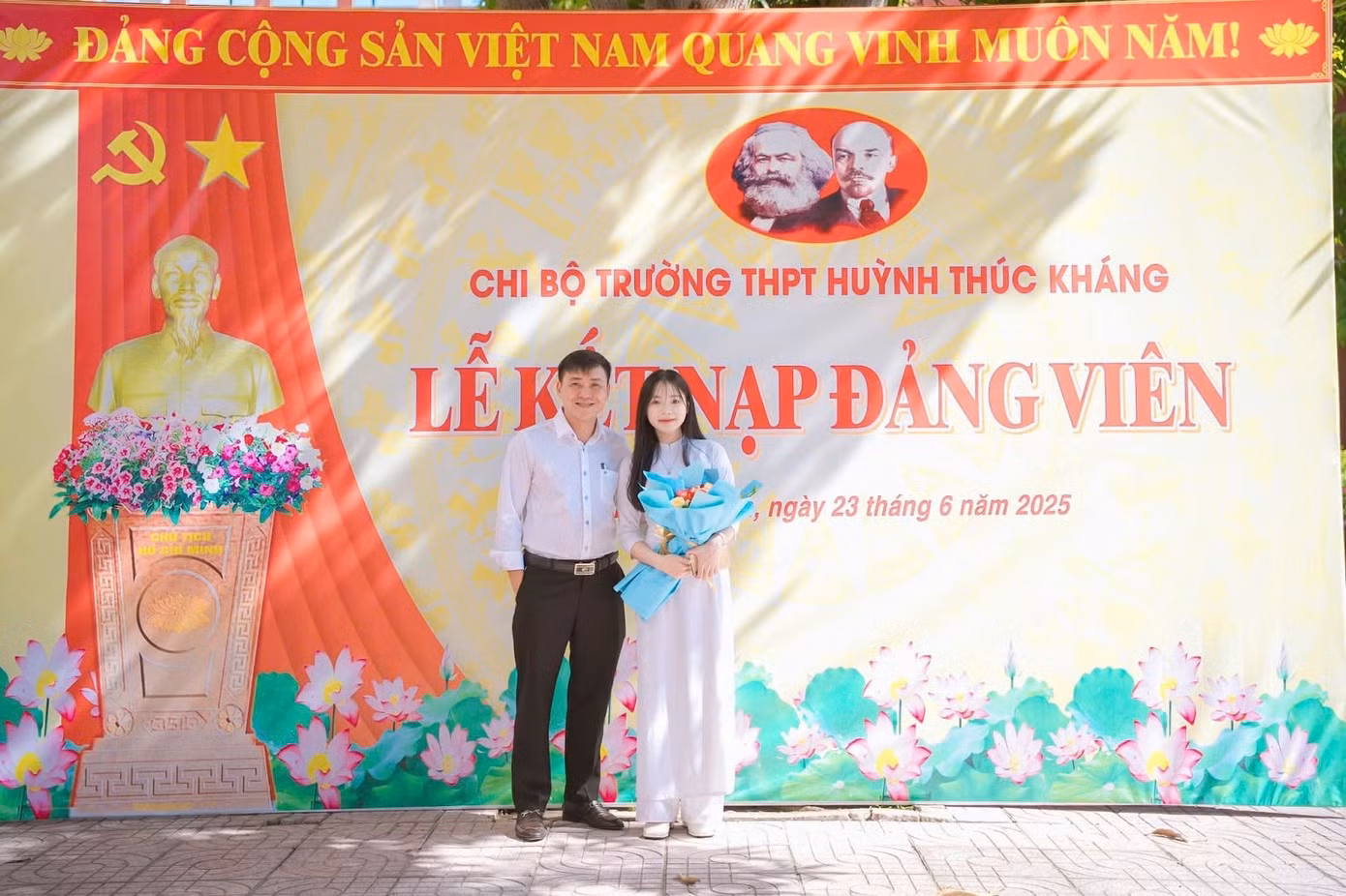 Thục Chi chụp ảnh cùng bố trong lễ kết nạp Đảng vào tháng 6/2025.