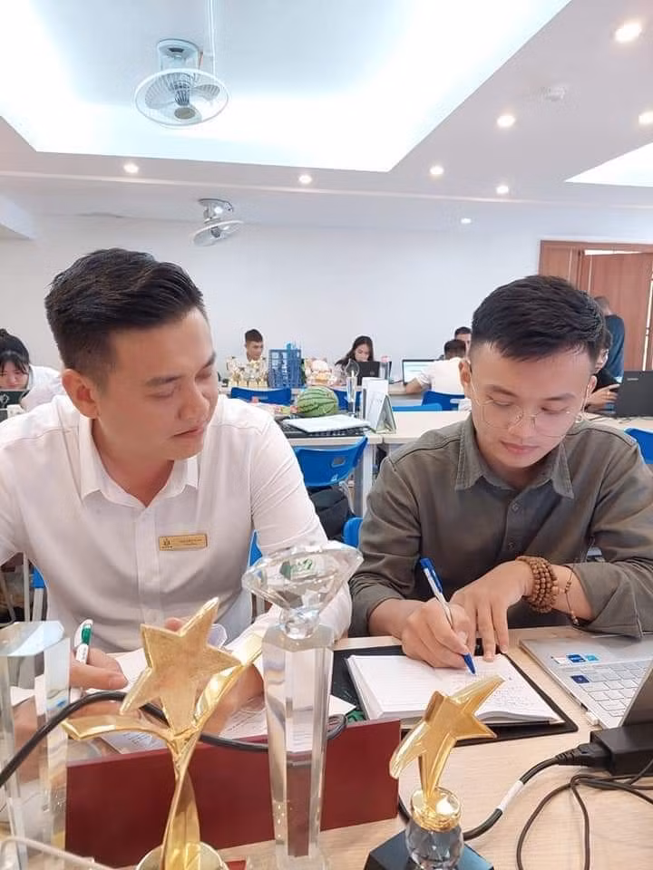 nguyen-xuan-dieu-tham-gia-hoc-tap-va-lam-viec-tai-cong-ty-bat-dong-san-tai-ha-noi-nam-2022.jpg