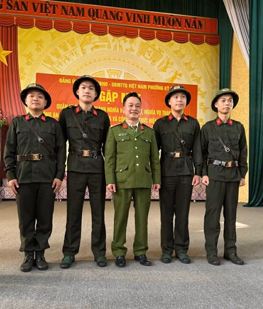 nguyen-thai-duong-dung-ngoai-cung-ben-trai-trong-buoi-chuan-bi-len-duong-nhap-ngu.jpg