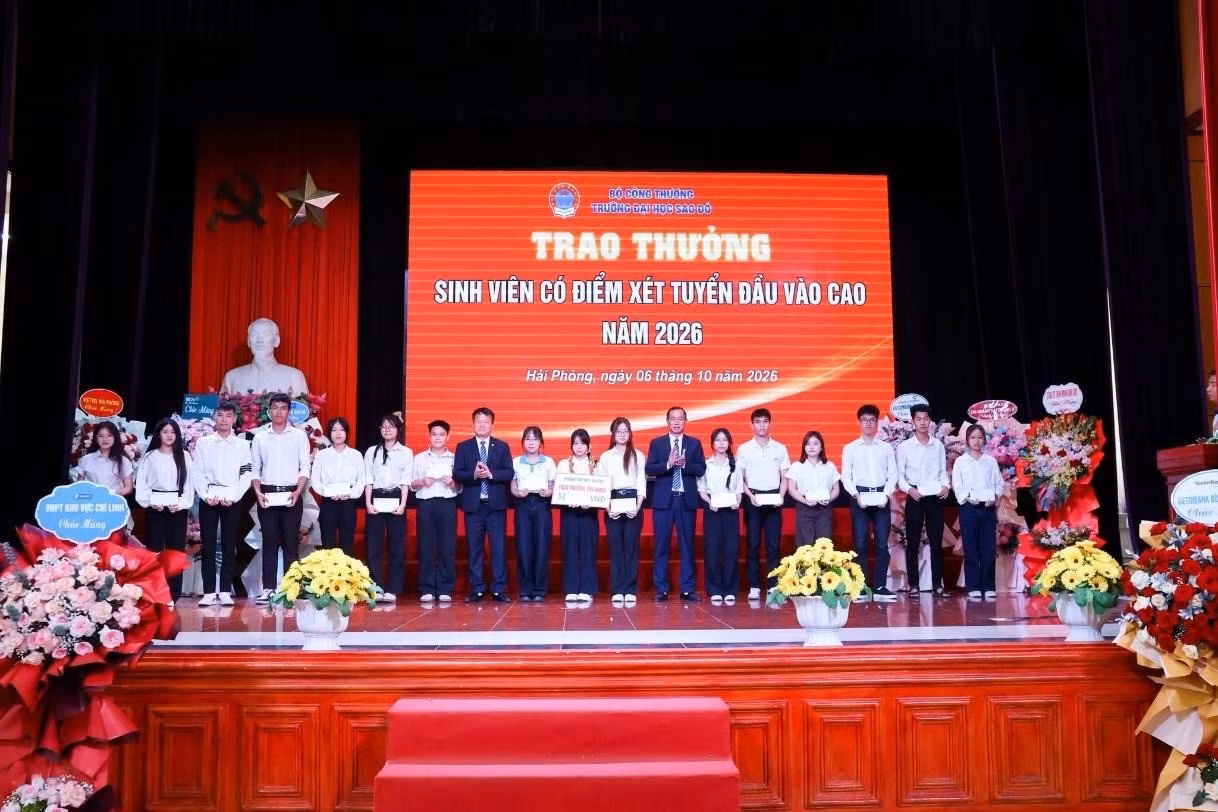 Nhà trường trao thưởng 186 suất học bổng và hỗ trợ với tổng kinh phí trên 300 triệu đồng.