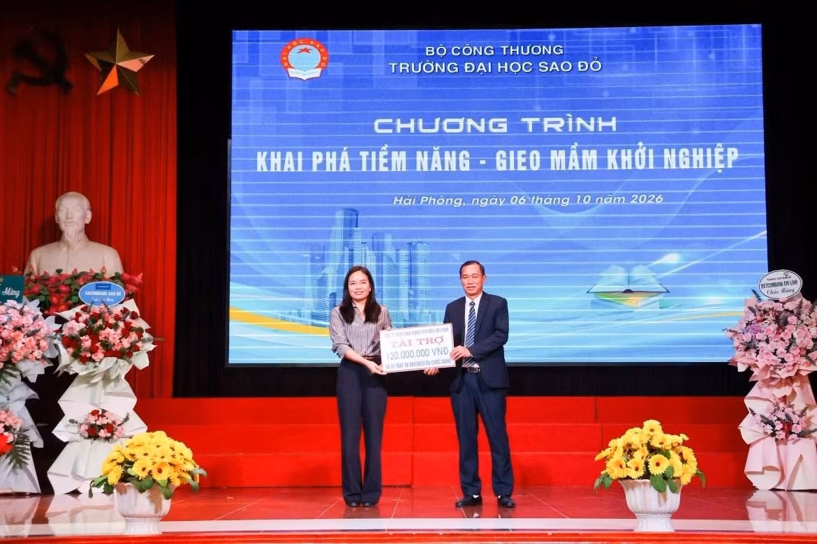 Các doanh nghiệp trao tặng nhiều phần quà tài trợ, xây dựng quỹ Khuyến học, khuyến tài của Nhà trường.