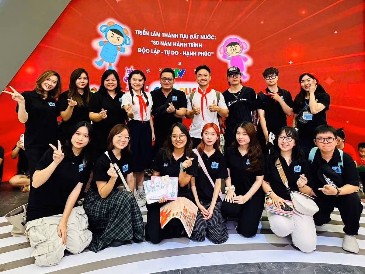 ngoc-an-thu-2-tu-phai-sang-tham-gia-gian-hang-vtv-tai-trien-lam-80-nam-thanh-tuu-dat-nuoc.jpg