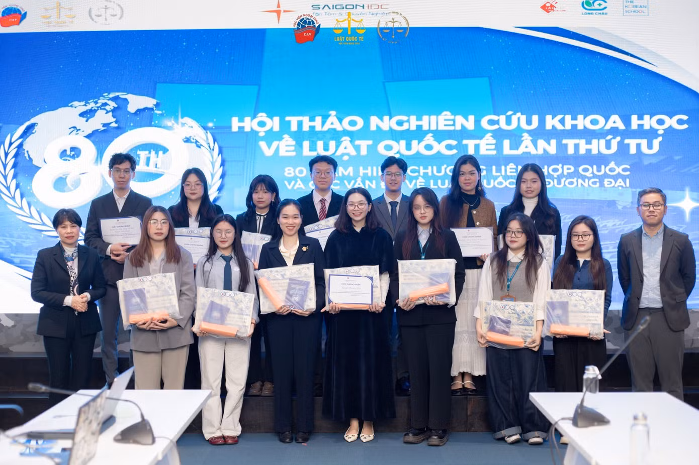 so-3-tu-phai-qua-bai-nghien-cuu-khoa-hoc-cua-nhom-duoc-in-tren-tap-chi-quoc-te-tai-hoi-thao-nghien-cuu-khoa-hoc-khoa-luat-quoc-te.jpg