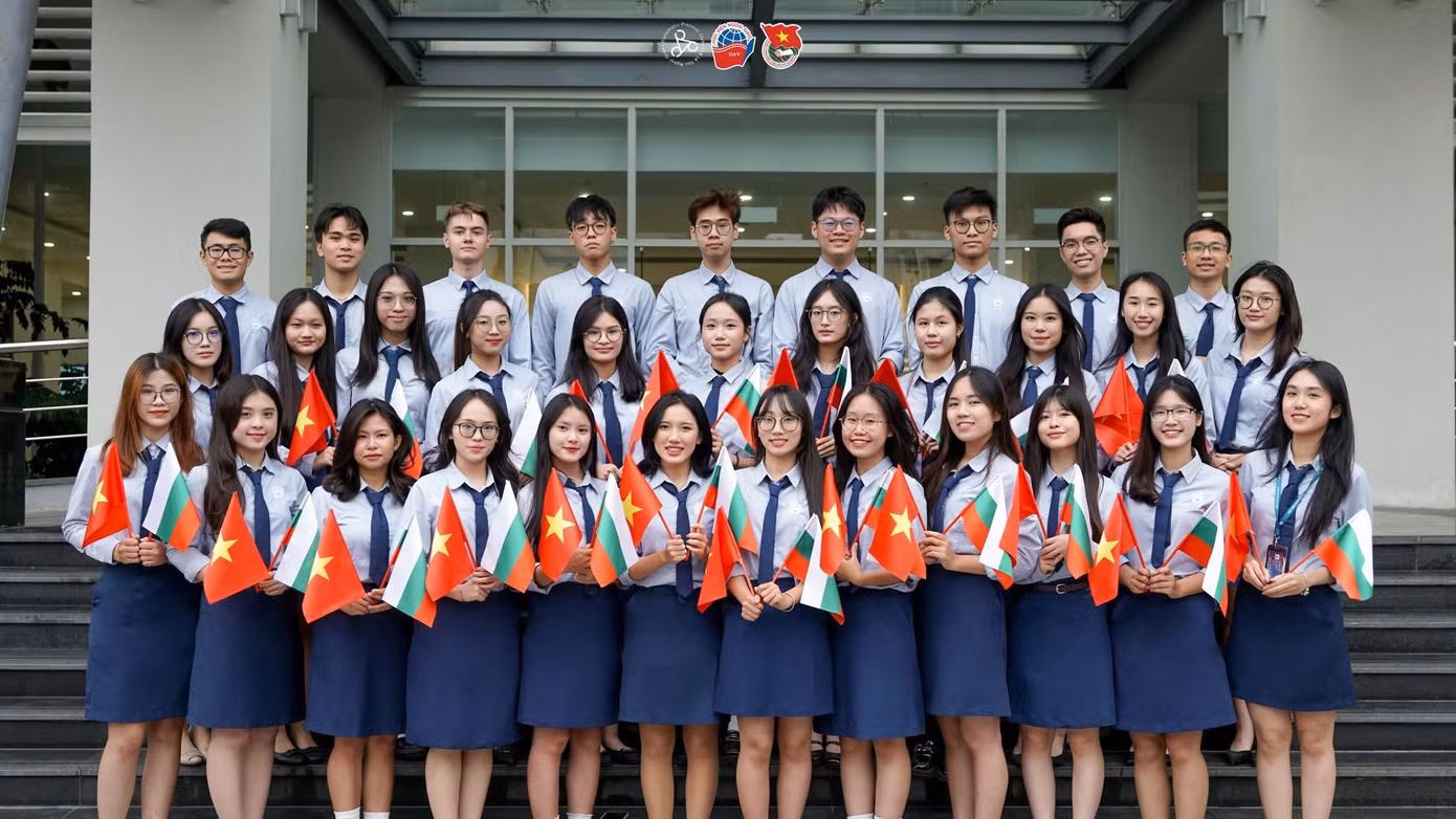 so-5-tu-trai-qua-minh-nguyet-trong-doan-le-tan-ngoai-giao-don-tong-thong-bulgaria-ve-hoc-vien.jpg