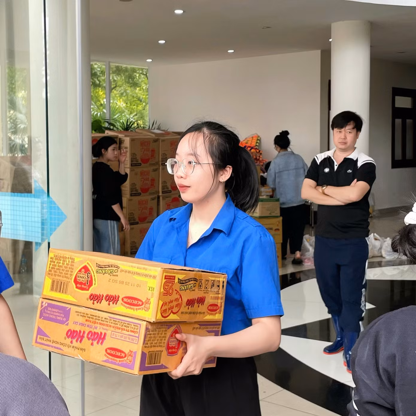 anh-ho-tro-boc-xep-phan-loai-tiep-nhan-va-phan-phoi-nhu-yeu-pham-den-nguoi-dan-trong-tran-lu-nam-2025-o-dak-lak.jpg