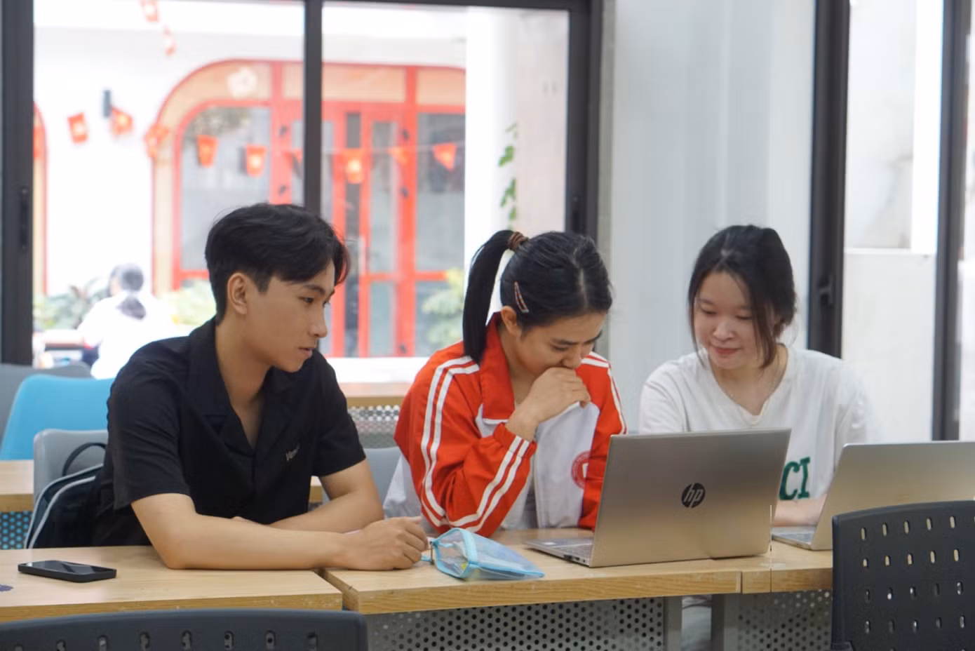 cung-ban-be-trao-doi-thao-luan-bai-hoc-bao-chu-dong-boi-dap-kien-thuc-tung-buoc-hoan-thien-ban-than.jpg