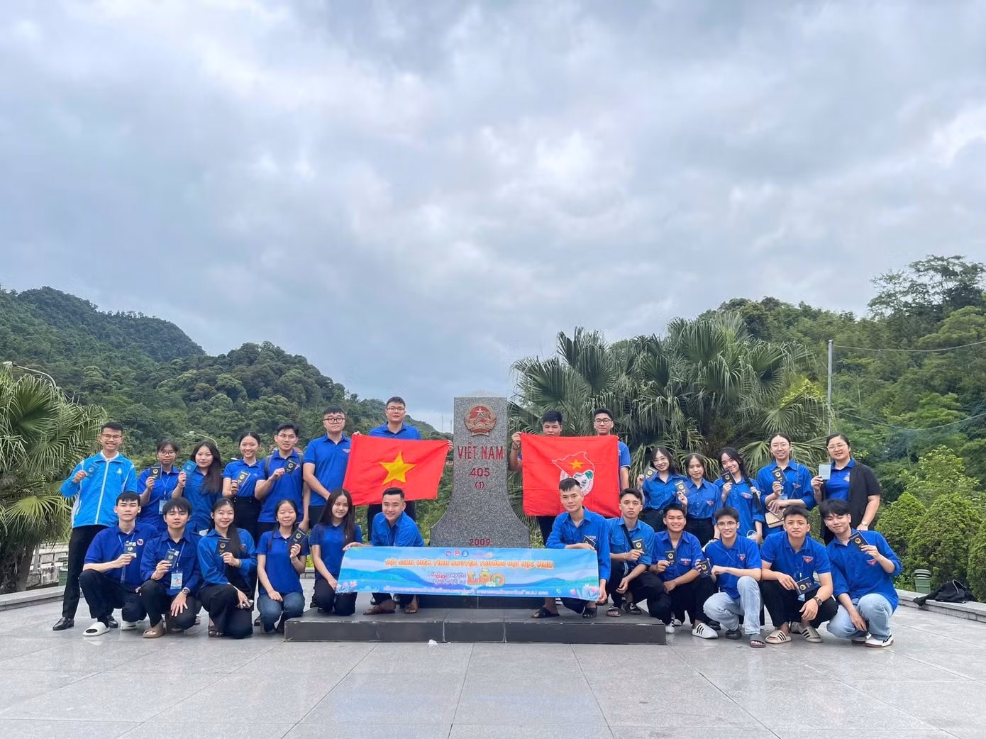 loc-cung-doi-hinh-svtn-quoc-te-chup-anh-tai-cot-moc-bien-gioi-viet-lao.jpg