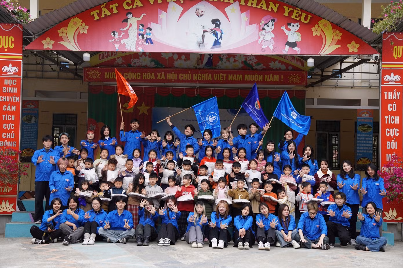 clb-sinh-vien-tinh-nguyen-xanh-diem-xuat-phat-dau-tien-cua-co-nang-thu-linh-tre-tuoi.jpg