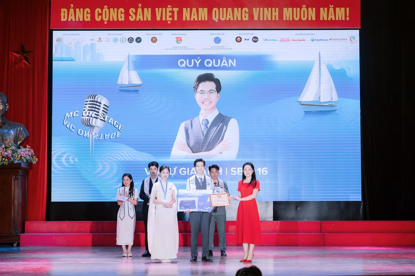 anh-2-gia-anh-xuat-sac-gianh-ngoi-vi-quy-quan-mc-on-stage-2026-bang-tu-duy-nhay-ben-va-khac-biet.jpg