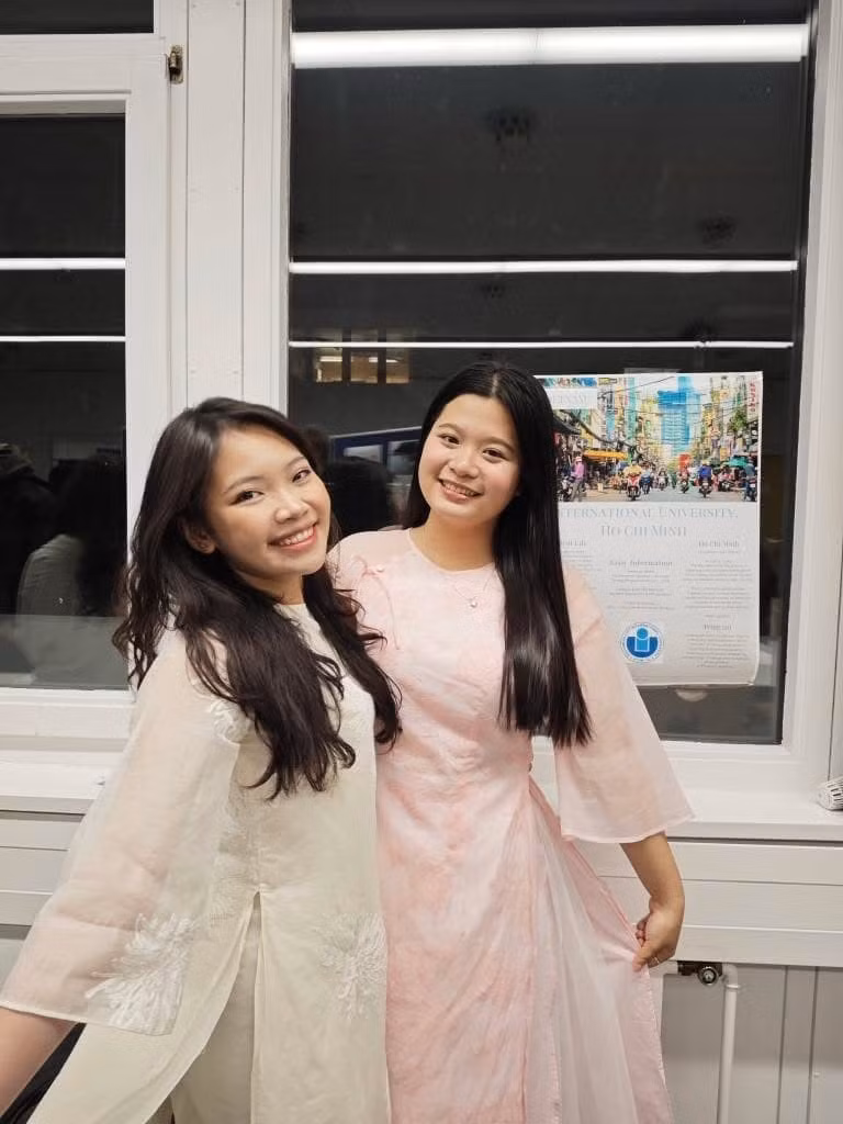 anh-3-nhu-ngoc-ben-trai-va-ban-rang-ro-trong-ta-ao-dai-truyen-thong-tham-du-international-day-tai-esb-business-school.jpg