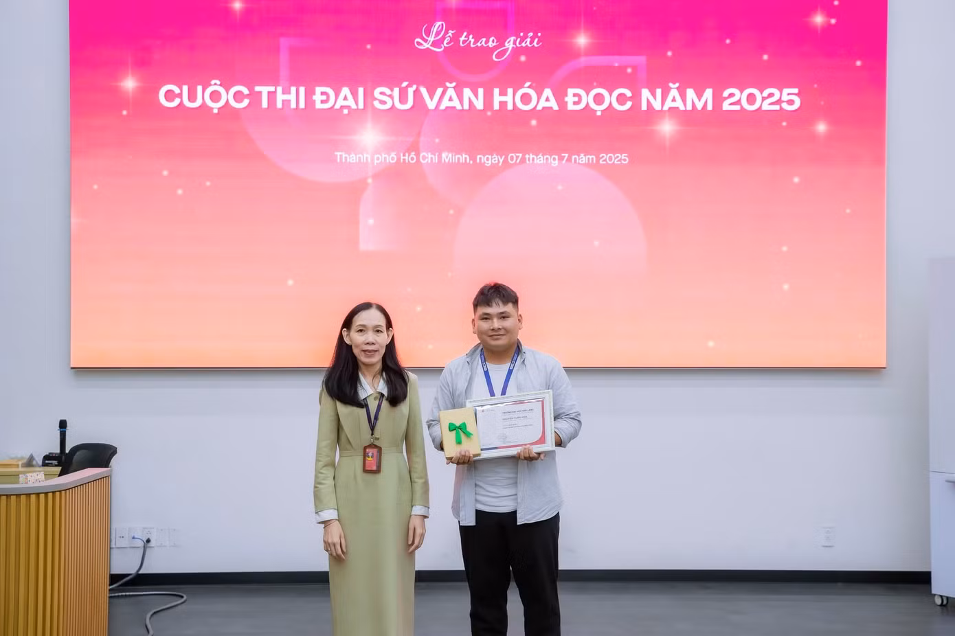 anh-chup-tai-le-trao-giai-cuoc-thi-dai-su-van-hoa-doc-nam-2025-tai-truong-dai-hoc-van-lang.jpg