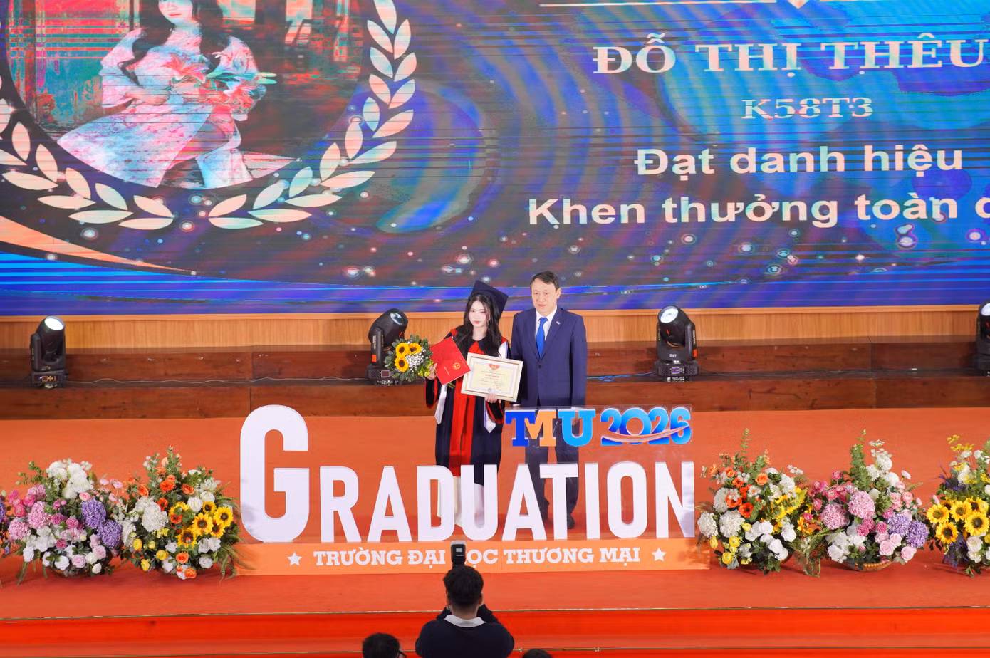 cu-nhan-do-thi-theu-nhan-bang-xuat-sac-va-khen-thuong-toan-dien-toan-khoa-hoc.jpg