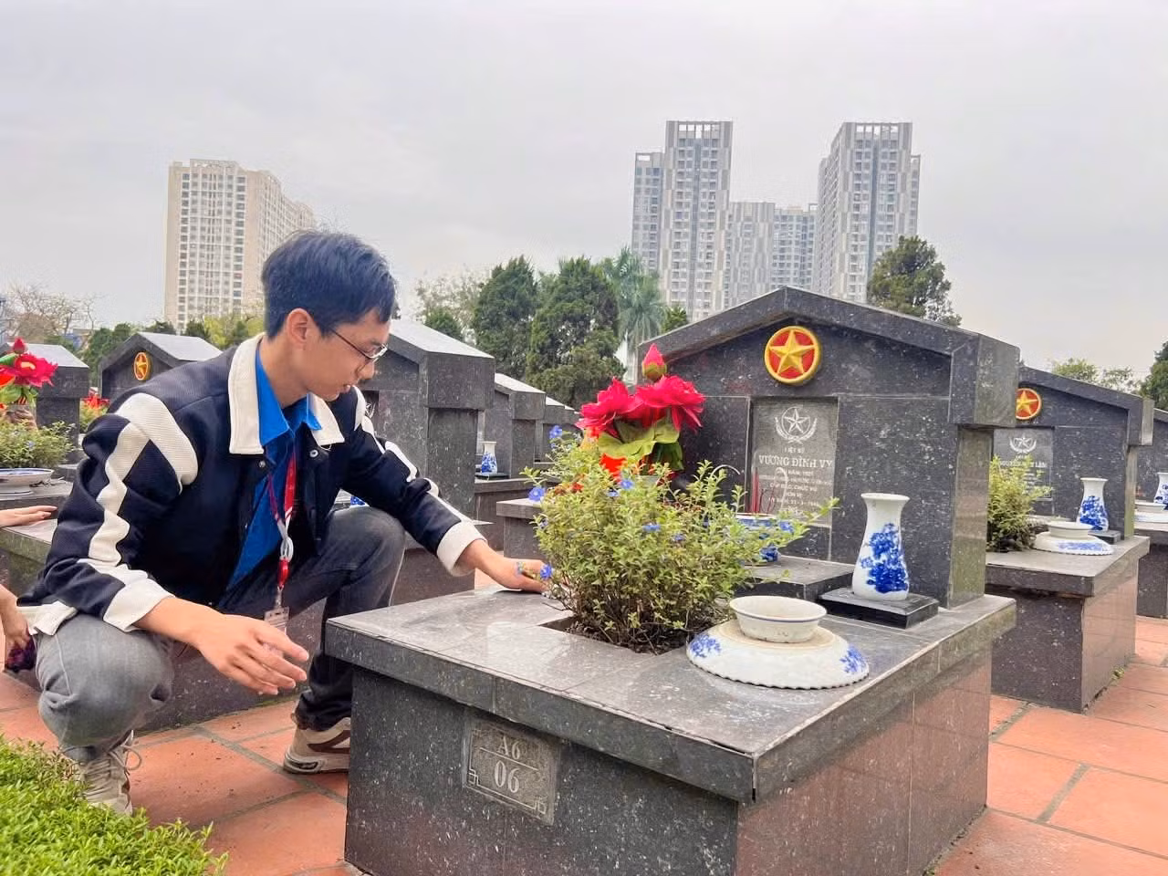 anh-2-ho-ngoc-minh-tham-gia-don-dep-dang-huong-tai-nghia-trang-liet-si-ha-noi-o-tay-tuu-trong-khuon-kho-chien-dich-xuan-tinh-nguyen-2026.jpg