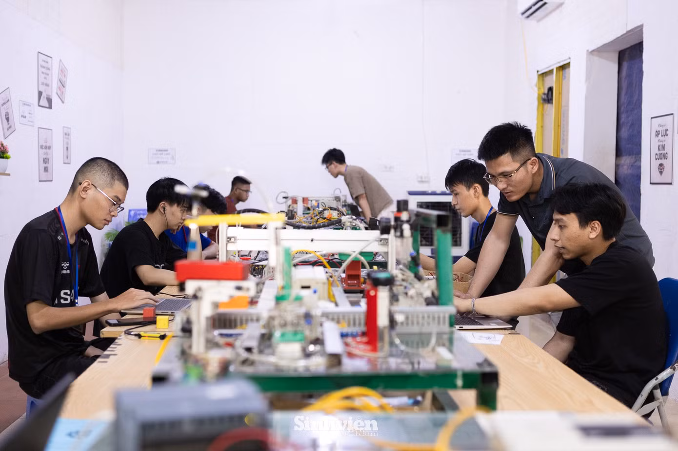 Sinh viên tìm kiếm thêm những phòng lab kỹ thuật bên ngoài nhà trường để tăng thời gian thực hành. (Ảnh minh hoạ)