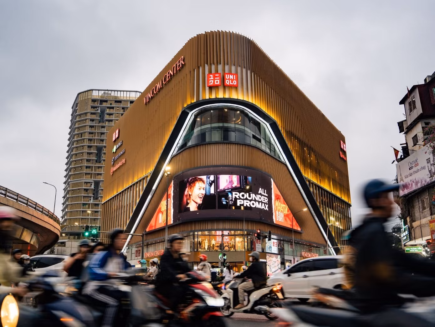 Màn hình LED được trình chiếu ngay giữa ngã tư Chùa Bộc - Phạm Ngọc Thạch thường xuyên có lượng lớn người qua lại.