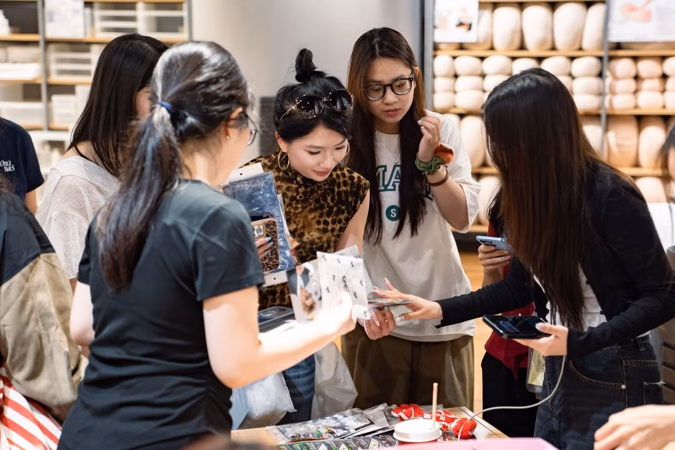 Những món quà nhỏ được trao tặng qua lại giữa các bạn trẻ.