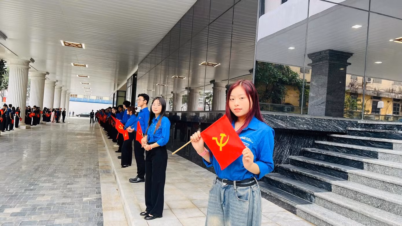 Cờ hoa rực rỡ, hàng sinh viên chỉnh tề trong sắc áo trang trọng, ánh mắt háo hức xen lẫn tự hào khi được trực tiếp đón Thủ tướng Chính phủ Phạm Minh Chính đến thăm và làm việc tại Học viện Hành chính và Quản trị công.