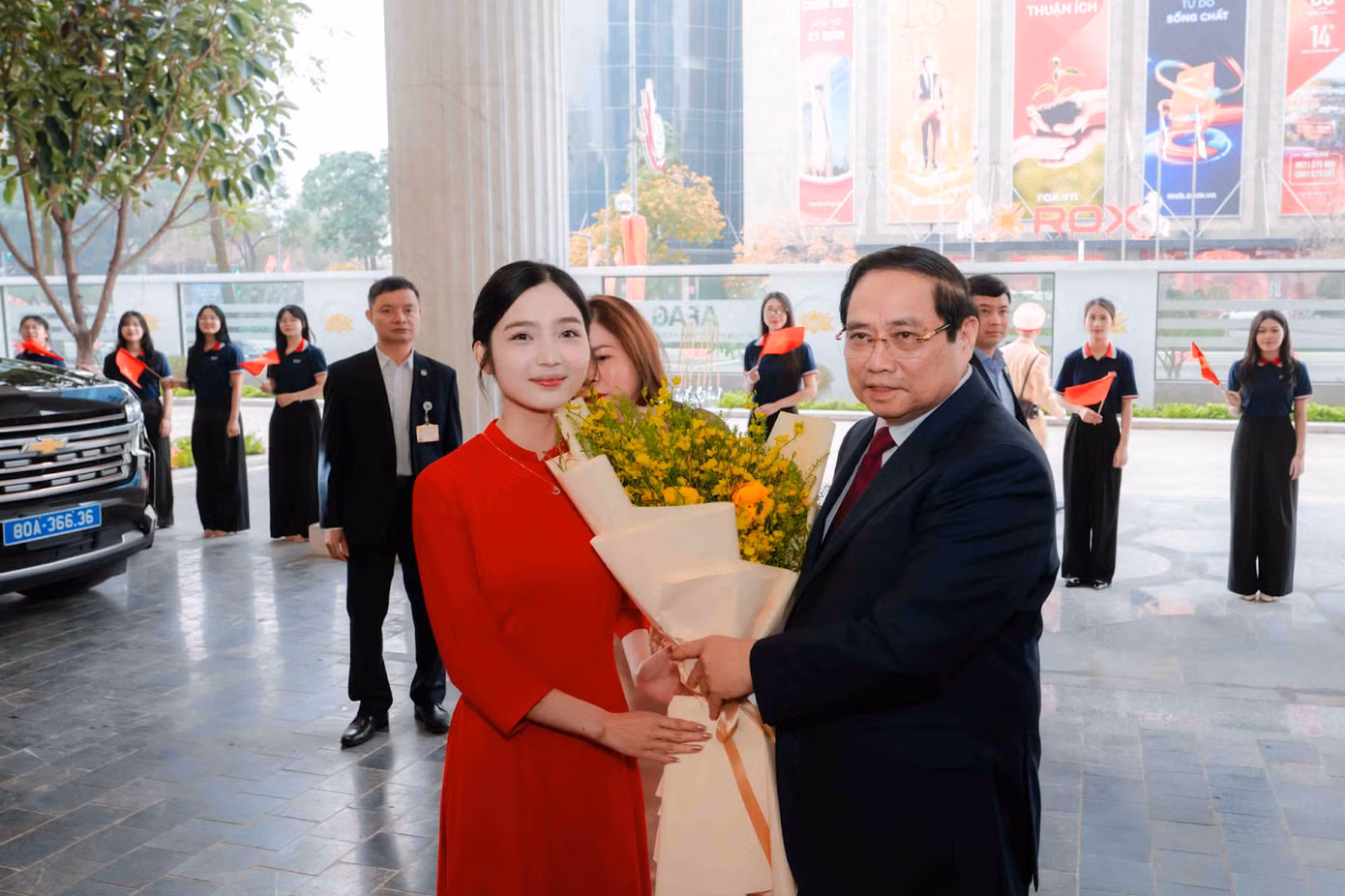 Đại diện sinh viên Học viện Hành chính và Quản trị công tặng hoa chúc mừng Thủ tướng Chính phủ Phạm Minh Chính tại buổi thăm và làm việc.