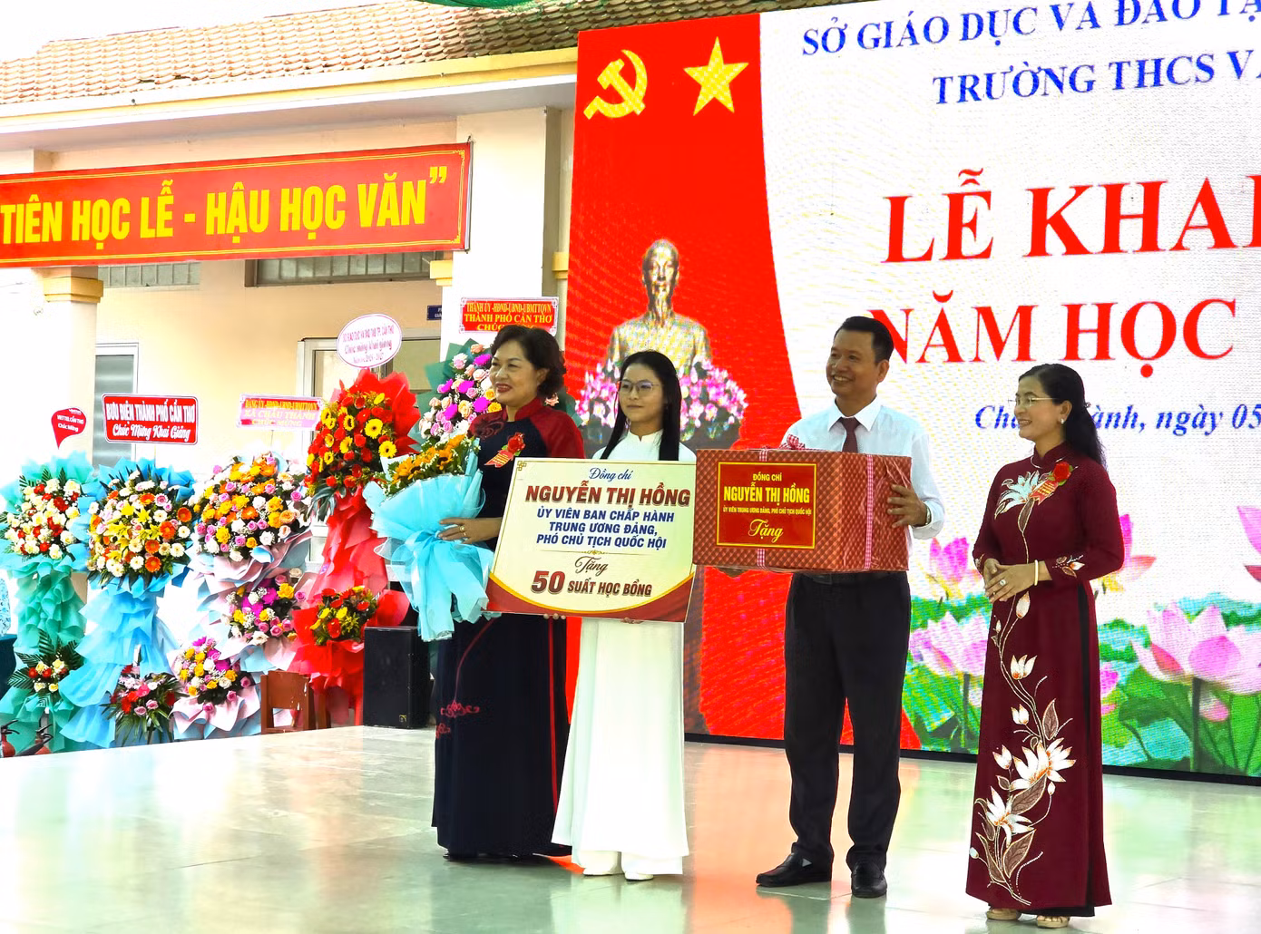 Phó Chủ tịch Quốc hội Nguyễn Thị Hồng tặng 50 suất học bổng (mỗi suất trị giá 1 triệu đồng) và một phần quà cho tập thể nhà trường.