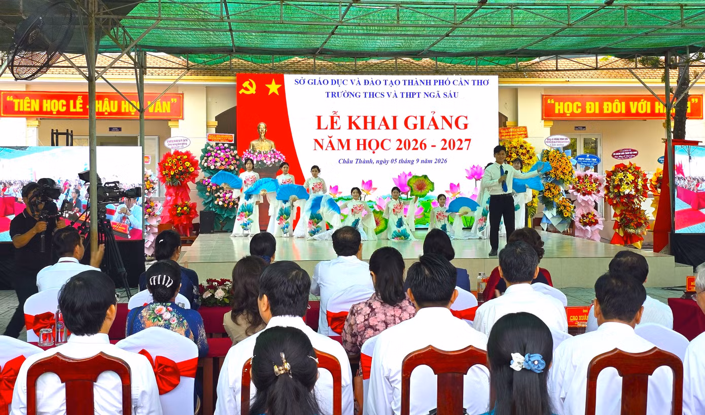 Văn nghệ chào mừng.
