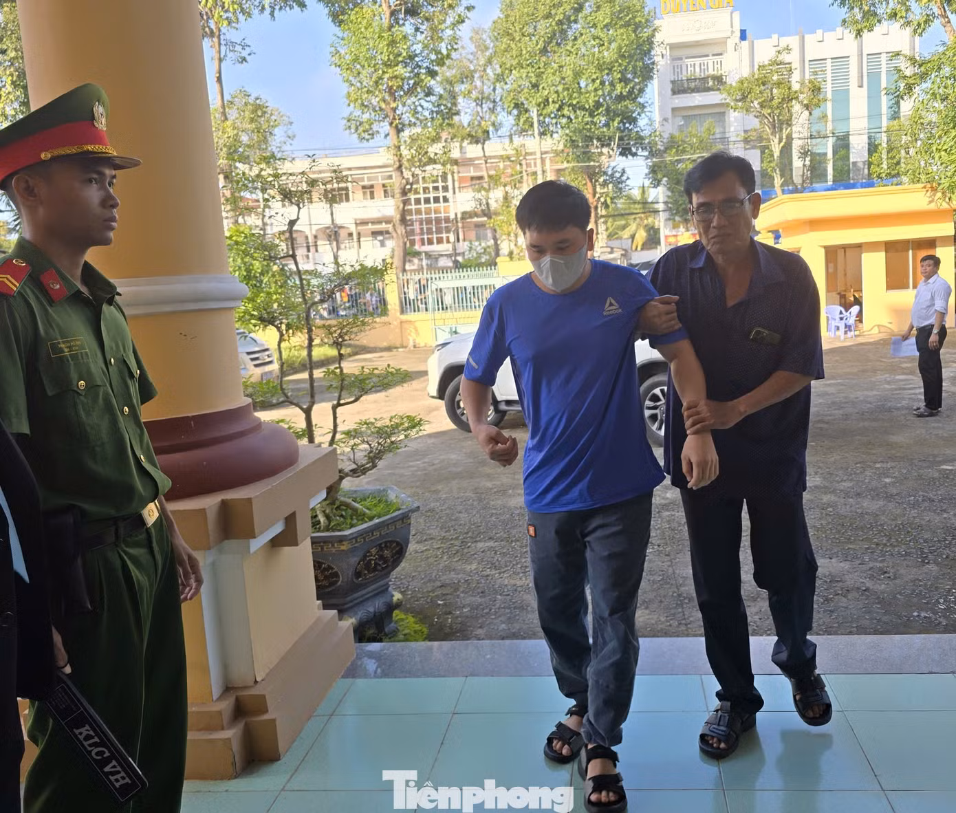 Bị cáo Nguyễn Văn Bảo Trung được người nhà dẫn vào phòng xét xử.