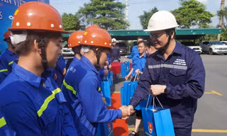 Bí thư thứ nhất Trung ương Đoàn thăm, làm việc với thanh niên công nhân ngành Than