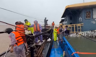 Cứu sống ba thuyền viên bị chìm tàu trong bão ở Móng Cái