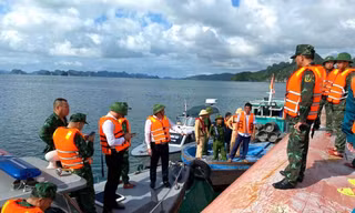 Lật tàu trên biển Vân Đồn, 3 người được cứu, 2 người mất tích
