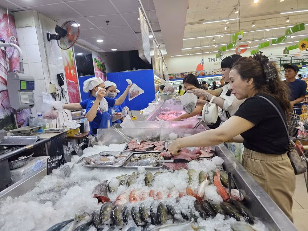 coopmart-quy-nhon-van-giu-gia-binh-on-cho-nhom-hang-tuoi-song-giup-nguoi-dan-an-tam-tich-tru-thuc-pham.jpg