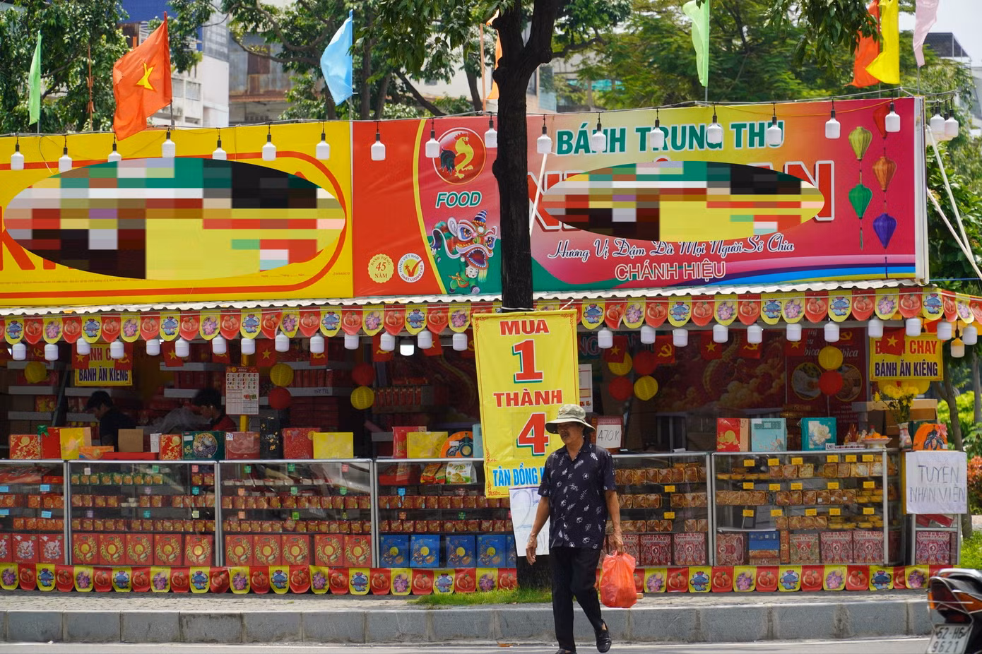 Bánh Trung thu đại hạ giá kiểu 'lạ hoắc' - Ảnh 2.