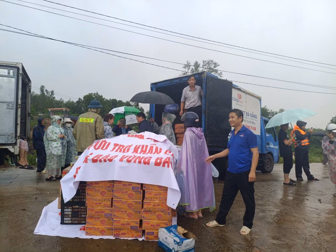 4coopmart-da-nang-phoi-hop-cung-voi-bao-tuoi-tre-to-chuc-phat-qua-cuu-tro-cho-ba-con-tai-vung-bao-lu.jpg
