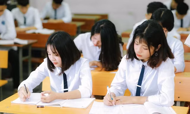 Học sinh cao 1,8 m, vẫn ngồi chiếc bàn 'nhỏ xíu' ở trường