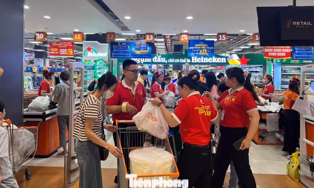 Ngày cuối nghỉ lễ: Người dân TPHCM tranh thủ mua sắm, vui chơi...