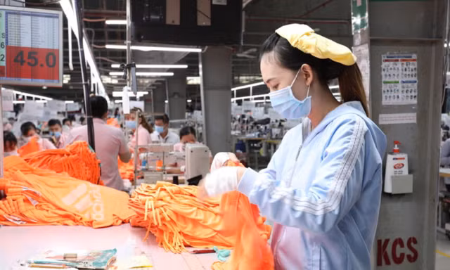 Doanh nghiệp phía Nam vượt bão giữa 'tứ bề khó'