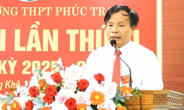 Một trường THPT có hiệu trưởng và 2 hiệu phó xin thôi chức vụ