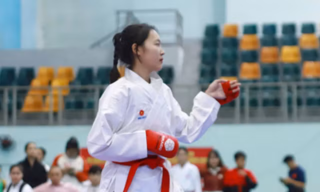 Cú lội ngược dòng ngoạn mục của nữ sinh mồ côi đai đen Karatedo