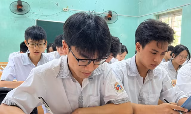 Trường học xoay xở thế nào khi bàn ghế 'không lớn' cùng học sinh? 