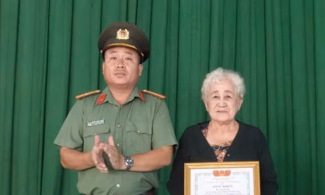 Tặng giấy khen cho cụ bà trả lại ví tiền 73 triệu đồng