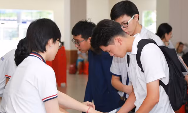 Sinh viên lo phí nộp chậm tốt nghiệp, lãnh đạo Trường ĐH Ngân hàng TPHCM nói gì?