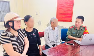Vợ chồng cụ ông mang 5 chỉ vàng đi bán, chủ tiệm chở thẳng đến trụ sở công an