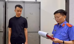Giả danh công an để tống tiền cô gái bán dâm trong khách sạn