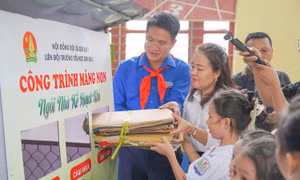 Khám sức khỏe, trao quà cho thiếu nhi Hà Tĩnh
