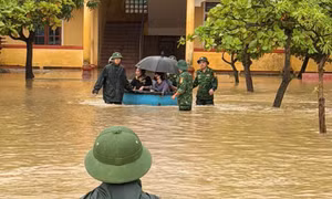 Mưa lớn, trường ngập sâu, bộ đội dùng thuyền thúng sơ tán giáo viên và học sinh