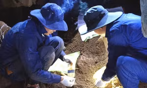 Tìm thấy hài cốt liệt sĩ ở hang núi đá, hé lộ manh mối từ lọ nhựa khắc ký hiệu