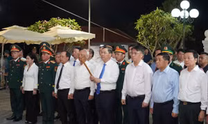 Phó Thủ tướng Thường trực Chính phủ Phạm Gia Túc cùng các đại biểu trao quà tri ân thân nhân các gia đình liệt sĩ Đại đội Pháo binh 45 Hà Tĩnh.